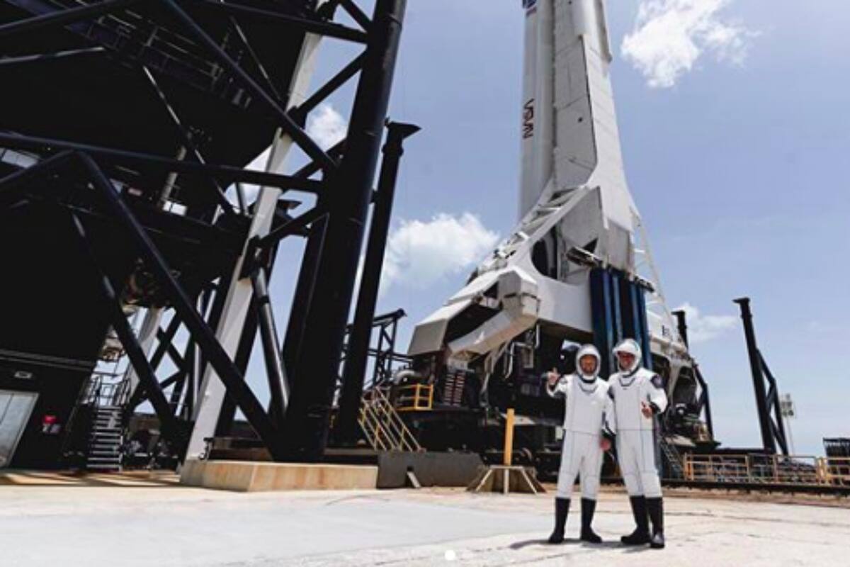 Los astronautas viajan en un vehículo Tesla hasta la nave de lanzamiento, como se ve en esta imagen tomada durante uno de los ensayos de la misión