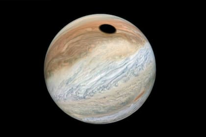 Los astrónomos de la misión Juno de la NASA dieron a conocer el fenómeno que provocó esta mancha circular en la superficie del planeta gaseoso