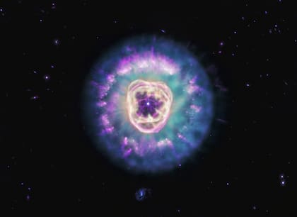 Los astrónomos estiman que NGC 2392 continuará su evolución hasta dispersarse dentro de aproximadamente 10.000 años (imagen en infrarrojo)