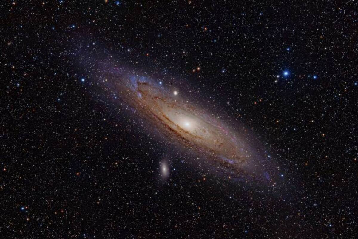 Los astrónomos solo pueden detectar la materia oscura indirectamente, a través de su efecto gravitacional sobre la materia visible —estrellas, galaxias, gas y polvo— y sobre la luz que viaja a través del universo