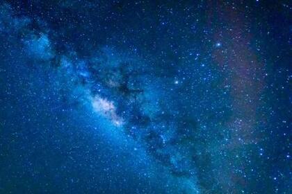 Los astrónomos suelen comparar las galaxias de un universo en expansión con las pasas de un pastel que se hornea