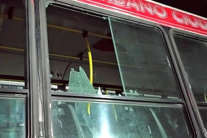 Los ataques a piedrazos dañaron a 15 unidades en la localidad bonaerense.