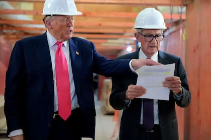 Los ataques de Trump al anterior presidente de la Reserva Federal, Jerome Powell (d), fueron interpretados como un intento de controlar la institución que custodia el oro de otros países