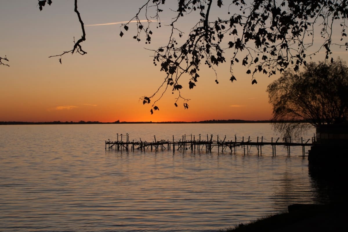 Los atardeceres en la Laguna de Chascomús, son uno de sus programas más atractivos.
