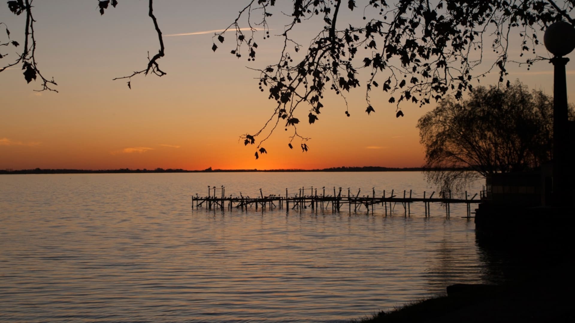 Los atardeceres en la Laguna de Chascomús, son uno de sus programas más atractivos.