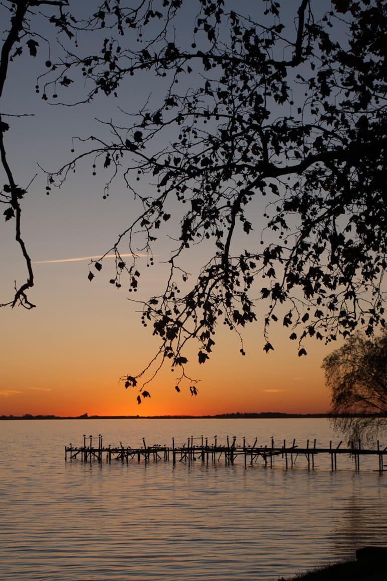 Los atardeceres en la Laguna de Chascomús, son uno de sus programas más atractivos.