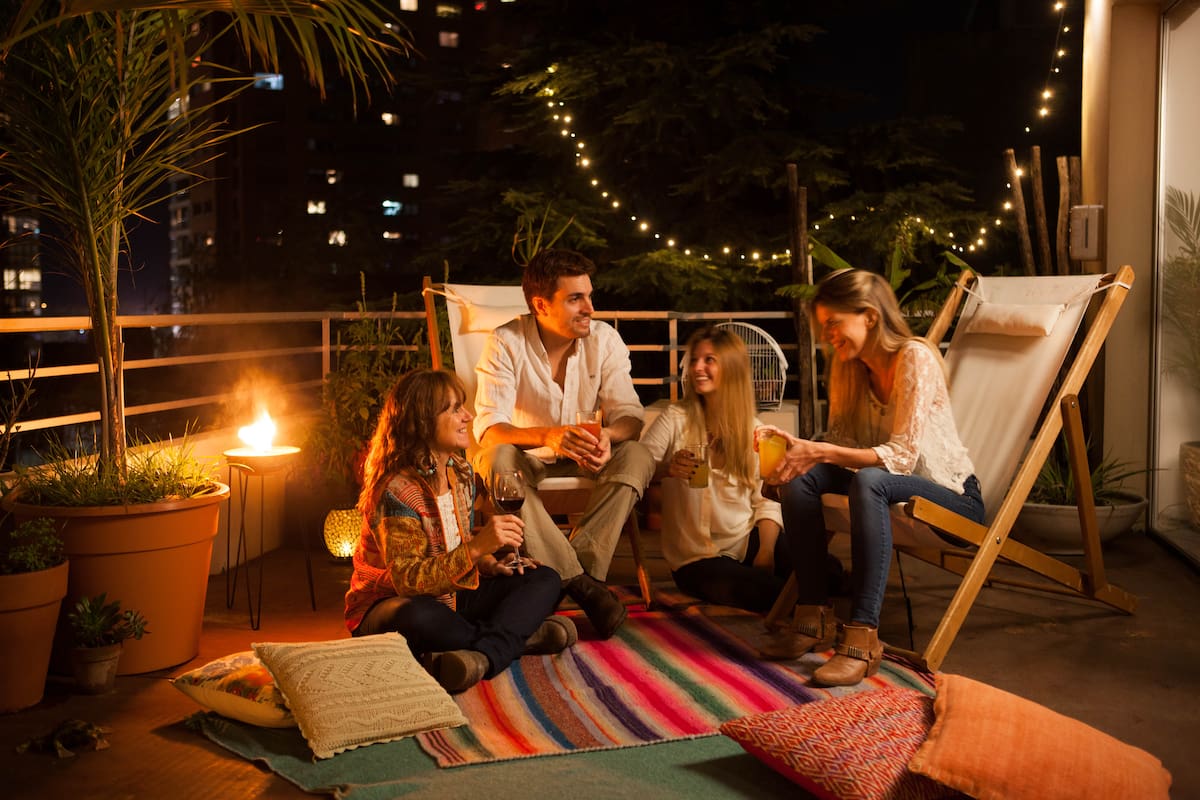 Los atardeceres tibios de primavera invitan a aprovechar para armar encuentros en un balcón terraza.