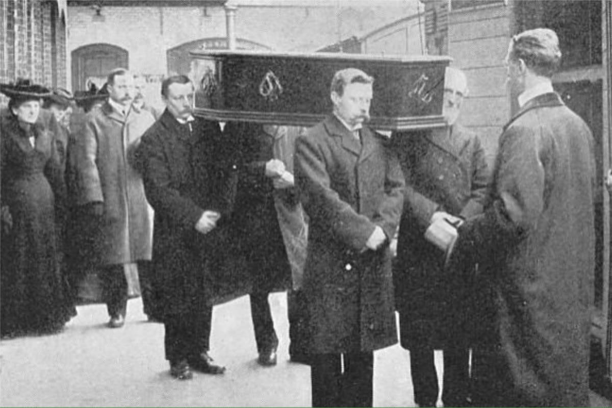 Los ataúdes se llevaban en vagones separados hacia su viaje final