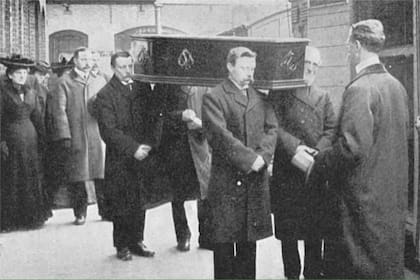 Los ataúdes se llevaban en vagones separados hacia su viaje final