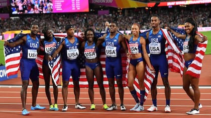 Los atleta estadounidense Justin Gatlin, Mike Rodgers, Christian Coleman y Jaylen Bacon, posan con el equipo de relevos femenino de la medalla de oro del atleta estadounidense Tori Bowie ,Morolake Akinosun, Allyson Felix y Aaliyah Brown