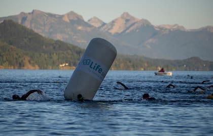 Los atletas enfrentaron los 1.500 metros desde la Isla Huemul hasta Playa Bonita, cruzando el lago Nahuel Huapi en un exigente desafío inicial.