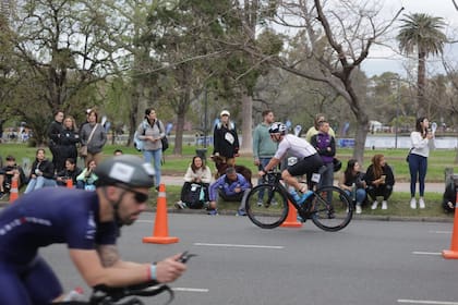 Los atletas recorrerán las calles porteñas en bicicleta y a pie; la prueba también incluye 1900 metros de natación en el lago Regatas de Palermo