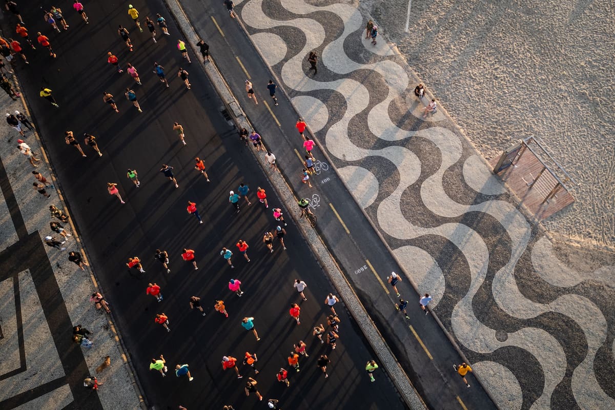 Los atletas recorriendo Copacabana, una imagen que volverá a verse este fin de semana en el festival de atletismo de Río de Janeiro