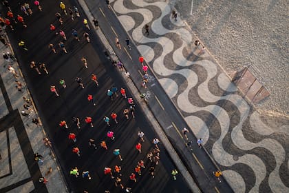 Los atletas recorriendo Copacabana, una imagen que volverá a verse este fin de semana en el festival de atletismo de Río de Janeiro