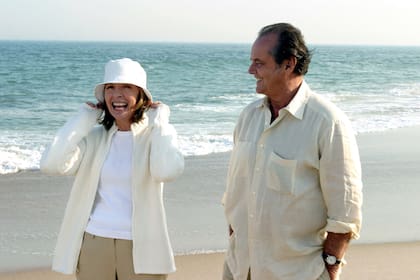 Los atuendos para la playa Diane Keaton en Alguien tiene que ceder incluían poleras blancas, el famoso sombrerito de pescador y prendas tejidas