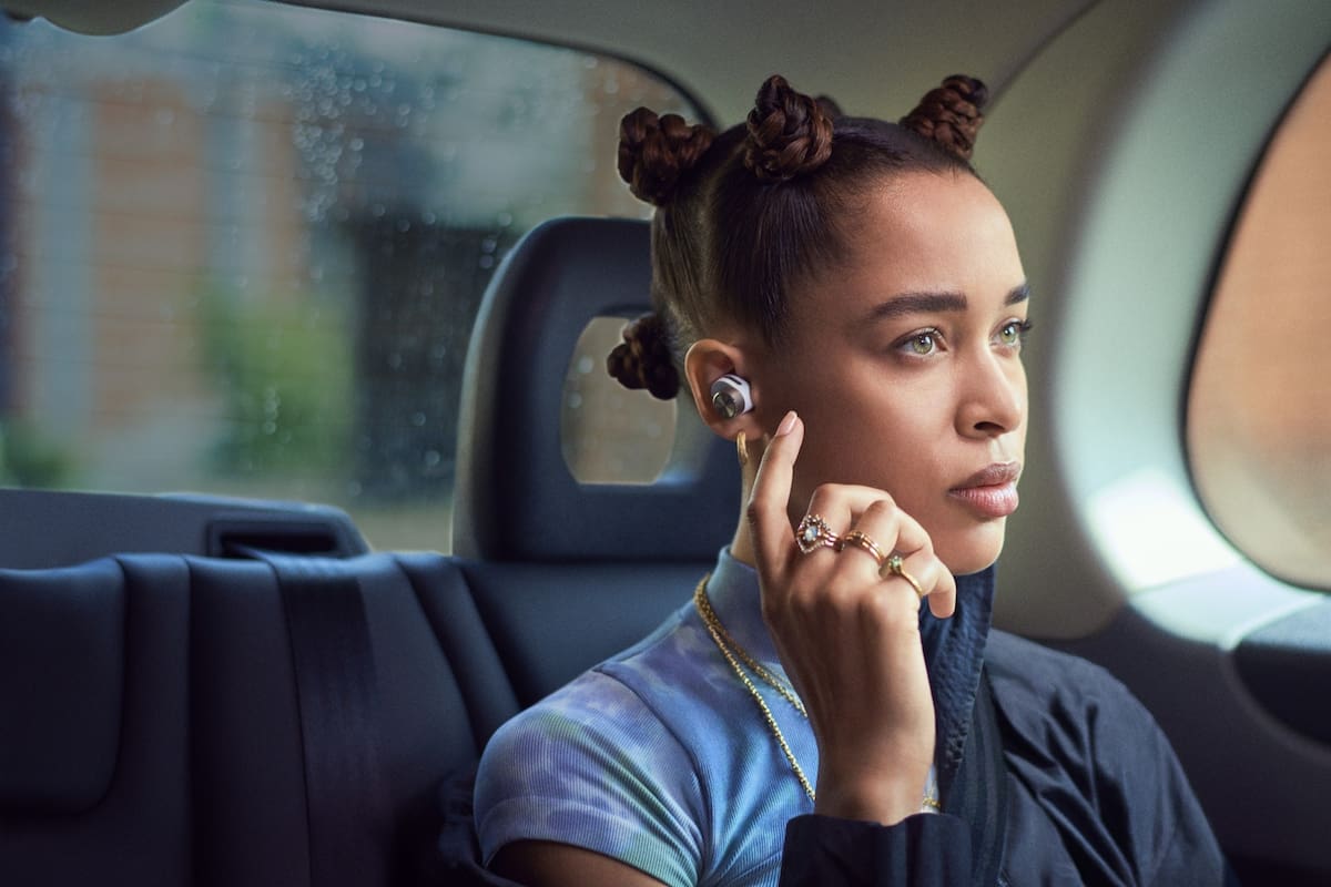 Los auriculares Bowers & Wilkins PI7 son inalámbricos y la caja puede funcionar de antena Bluetooth para enchufarlo a un equipo de audio convencional