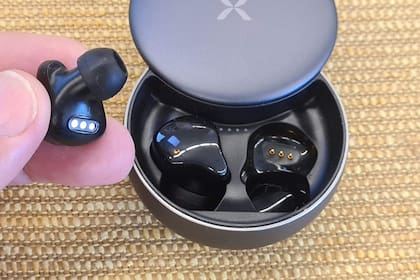 Los auriculares inalámabricos Noblex True Wireless con su estuche de carga