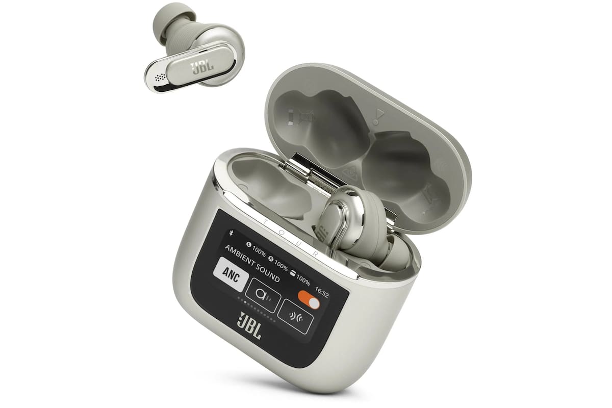 Los auriculares inalámbricos JBL Tour Pro 2 incluyen una pantalla de control en el estuche de carga