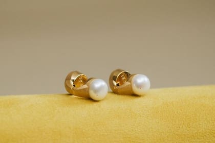 Los auriculares inalámbricos Nova H1, con forma de arito y perlas reales