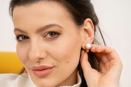 Los auriculares Nova H1 son direccionales: el sonido se orienta hacia el canal auditivo, pero lo deja libre, lo que oculta su funcionamiento y los hace parecer pendientes convencionales