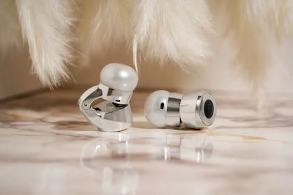 Los auriculares Nova H1 son direccionales: el sonido se orienta hacia el canal auditivo, pero lo deja libre, lo que oculta su funcionamiento y los hace parecer pendientes convencionales