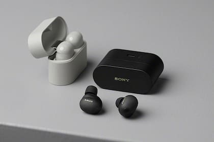 Los auriculares Sony WF-1000XM6 integran un estuche compatible con carga inalámbrica