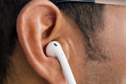 Los auriculares, usados mucho tiempo, pueden provocar que aumenten la humedad y la temperatura en el canal auditivo y favorecer la aparición de hongos