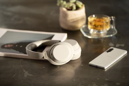 Los auriculares WH-1000XM4 de Sony ofrecen una modalidad de cancelación activa de ruido junto a un sofisticado sistema de audio espacial 360