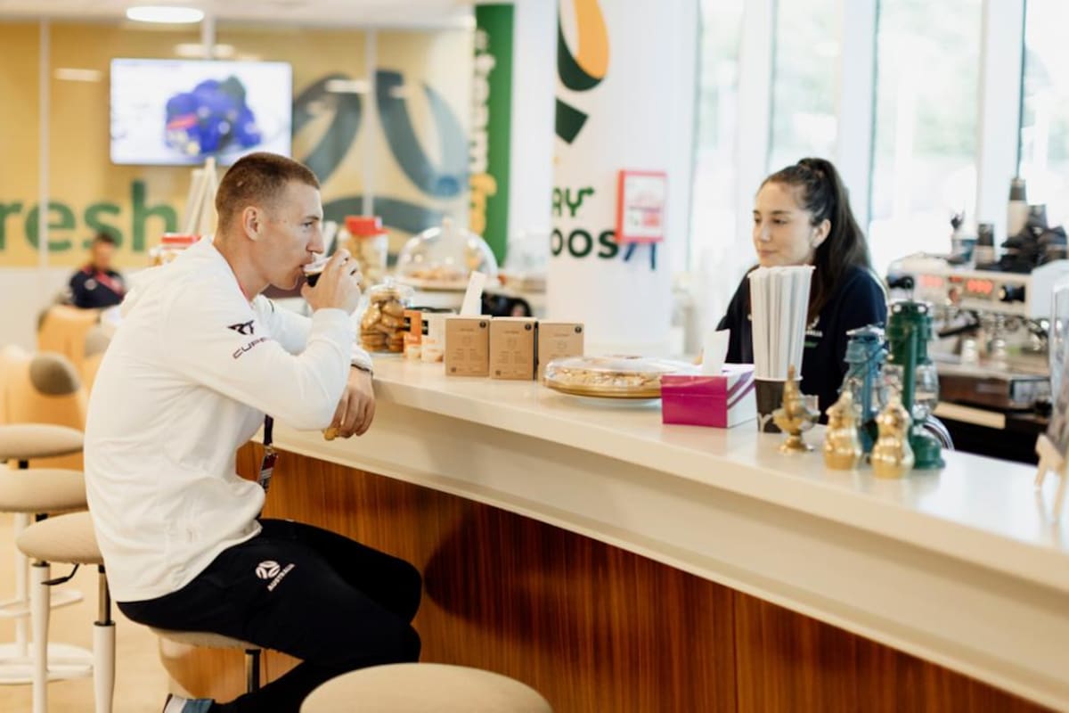 Los australianos son conocidos por su gran consumo de buen café. Por eso, el equipo de fútbol llevó una barista a Qatar, para que les prepare una bebida muy especial.