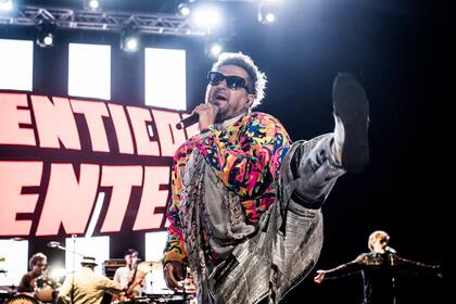 Pasadas las 2 AM del domingo, Los Auténticos Decadentes convirtieron el Escenario Norte del Cosquín Rock en una verdadera fiesta con canciones como “El gran señor”, “El murguero”, y “Loco (tu forma de ser)”