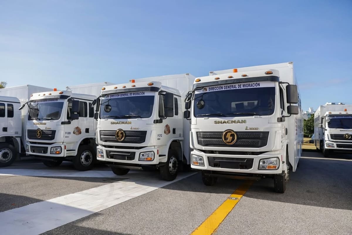 Los autobuses para transportar inmigrantes detenidos en República Dominicana