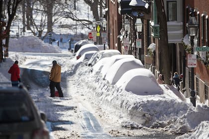 Los automóviles están enterrados con nieve en Beacon Hill después de la tormenta de invierno Kenan el 30 de enero de 2022 en Boston, Massachusetts.