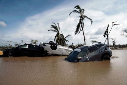 Los automóviles quedaron parcialmente bajo el agua después del huracán Otis en la "Zona Diamante" en Acapulco, estado de Guerrero, México, el 27 de octubre de 2023