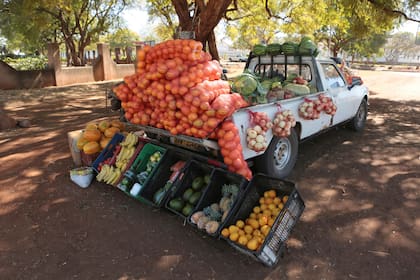 Los nuevos comerciantes móviles viajan a comunidades rurales y traen de vuelta a la capital cientos de kilos de productos