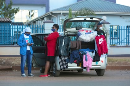 También la ropa tiene buena salida en las calles de Harare