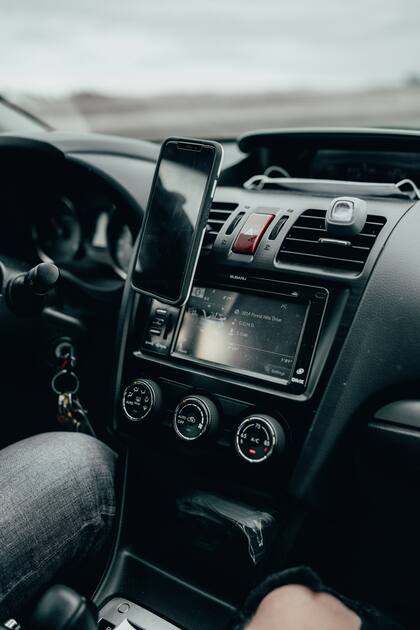 Los automovilistas de Florida pueden usar su teléfono para llamadas mientras conducen si está conectado a una función inalámbrica