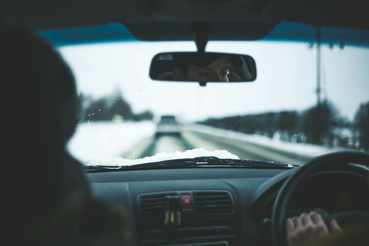 Los automovilistas tienen un plazo de 24 horas desde el cese de la nevada para despejar el capó, techo y otras superficies de sus vehículos de cualquier rastro de nieve o hielo (Unplash)