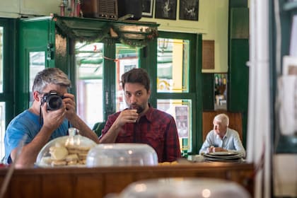 Los autores de la Ruta del Café con Leche, Martín Paladino y Eduardo Kevorkian, en pleno trabajo