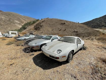 Los autos abandonados están en un desierto de California (Foto: Carscoops.com)