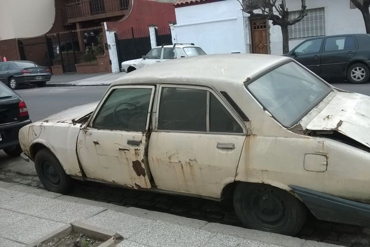 Los autos abandonados suelen encontrarse en barrios de casas bajas