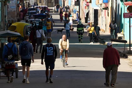 Los autos brillan por su ausencia en las calles de La Habana por falta de combustible