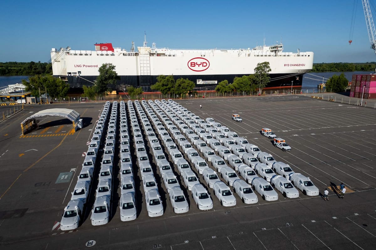 Los autos chinos y el barco BYD Changzhou, en el puerto de Zárate