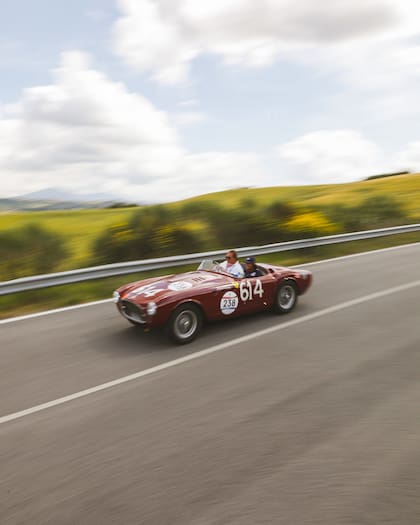 Los autos de colección atravesaron rutas y pueblos italianos