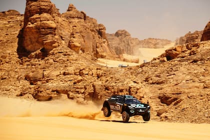 Los autos de la Extreme E se preparan para iniciar el primer torneo de la categoría, que busca concientizar en temas ecológicos, en el desierto de Arabia Saudita.