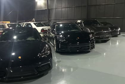 Los autos de lujo y de colección que estaban en la quinta de Villa Rosa investigada por la Justicia