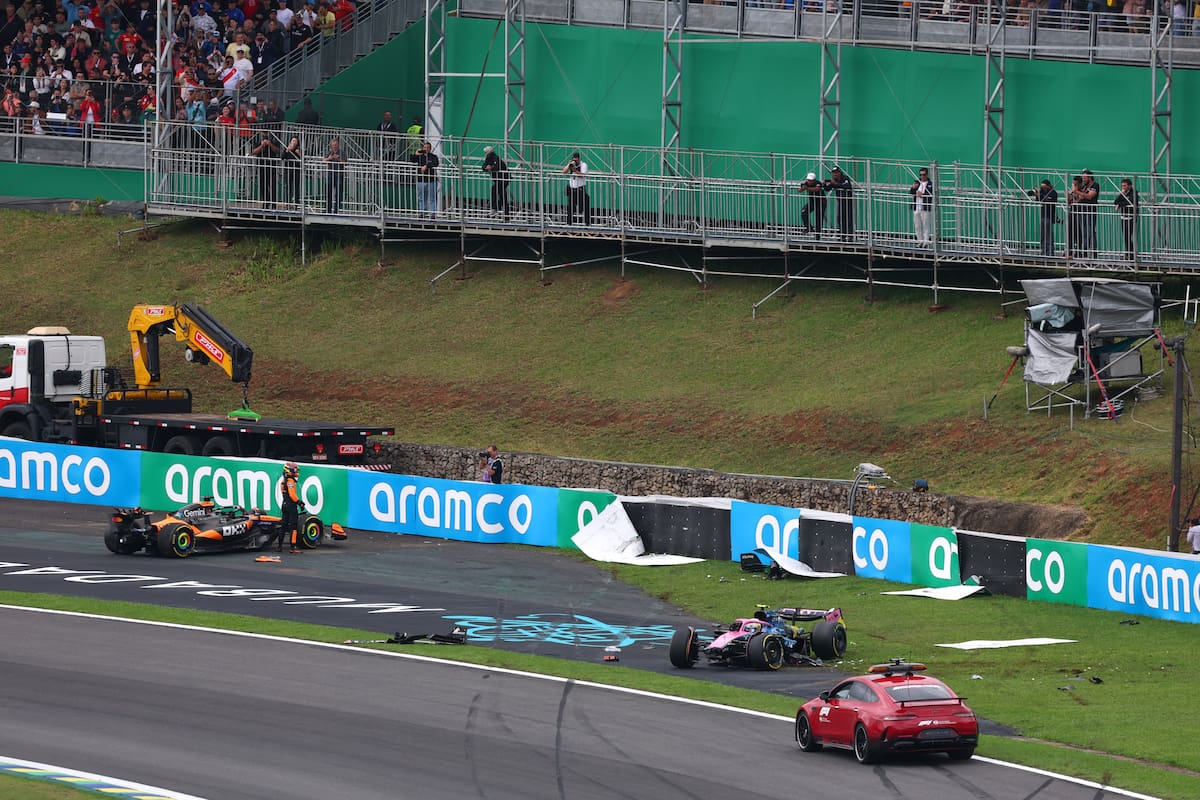 Los autos de Oscar Piastri y Franco Colapinto despistados en la última curva de Interlagos