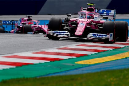 Los autos de Racing Point, una copia del modelo Mercedes W10 con el que Lewis Hamilton logró el título en 2019; el ingeniero Andrew Green, jefe técnico de la escudería con sede en Silverstone, aceptó que es una similitud desarrollada por fotográficas, aunque el diseño es propio y fue avalado por la