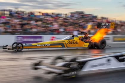 Los autos de Top Fuel pasan de 0 a 160 km/h en menos de un segundo