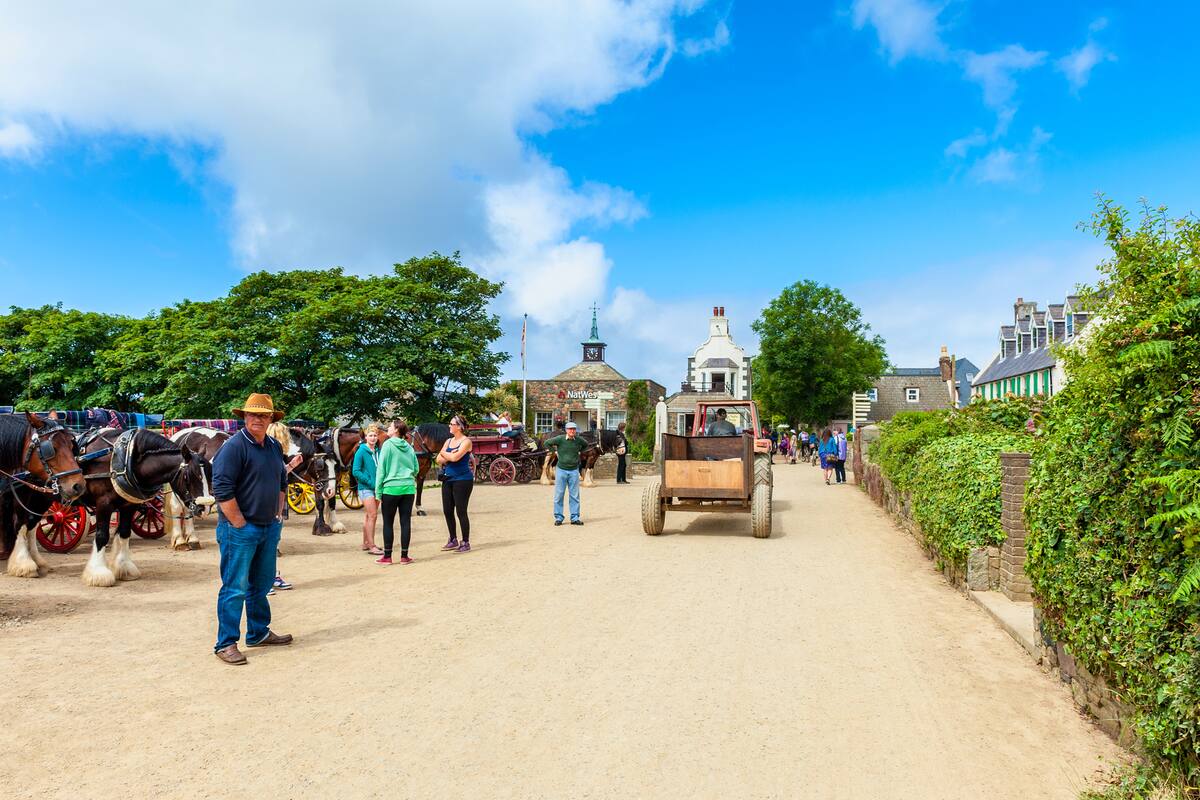 Los autos están prohibidos en Sark; únicamente permiten la circulación de vehículos agrícolas, carretas, caballos y bicicletas