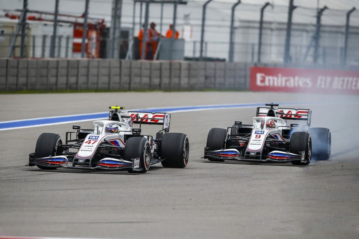 Los autos Haas, estadounidenses, llevan sus colores en forma de bandera de Rusia, pero en los ensayos de Fórmula 1 de este viernes en Montmeló se presentarán casi completamente blancos.